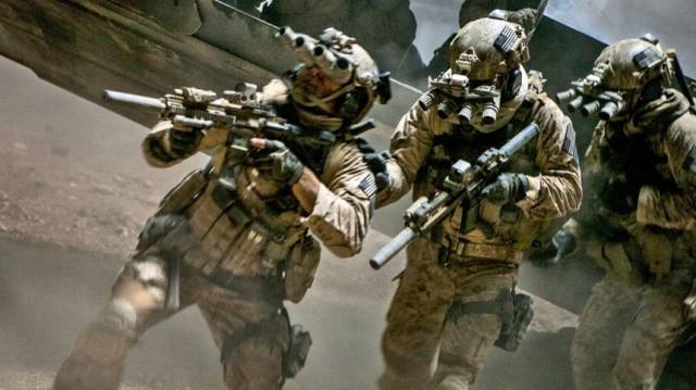영화 ‘제로 다크 서티’에서 빈라덴 사살을 위해 HK416 소총을 들고 침투 중인 미 데브그루 요원들 모습. 사진 제공=Columbia Pictures