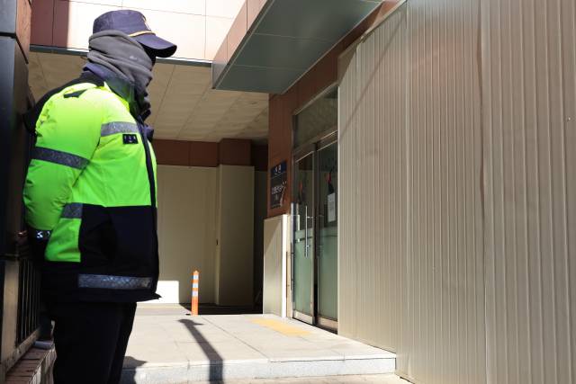 23일 오후 폭력 집단난동 사태로 파손된 서울 마포구 서울서부지방법원 외벽이 가려져 있다. 연합뉴스