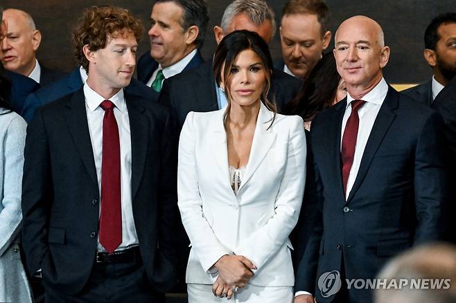 마크 저커버그 메타 CEO(좌측)와 제프 베이조스 아마존 창업자(우측) [로이터 연합뉴스 자료사진]