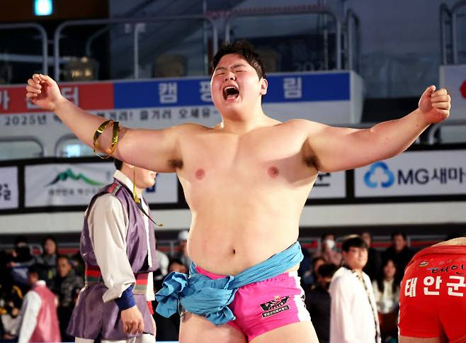 영암군민속씨름단의 김민재가 설날 대회 백두급 우승을 차지한 뒤 기쁨의 포효를 지르고 있다. 사진=대한씨름협회