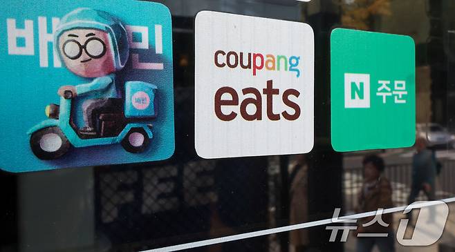 서울 시내 음식점에 배달앱 스티커가 붙어있다. 2024.11.10/뉴스1 ⓒ News1 김성진 기자