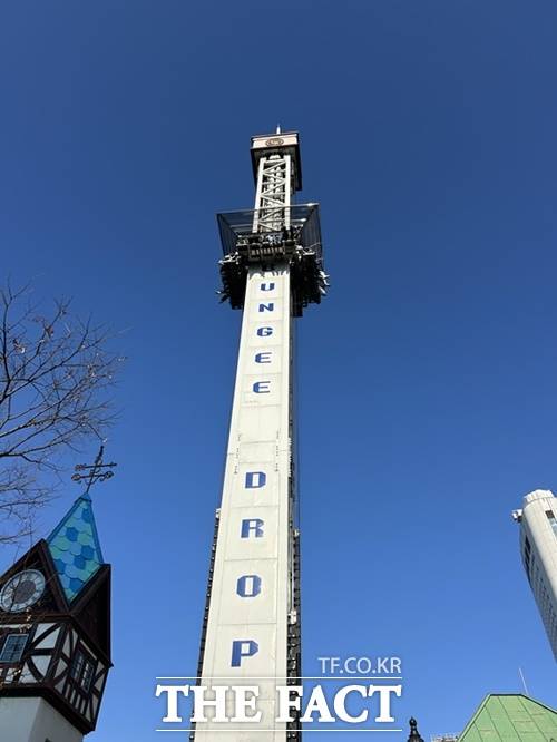 시민들이 24일 오전 롯데월드 놀이기구 '번지드롭'을 타고 있다. /김해인 기자