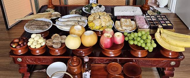 설 차례상 위치, 차림과 예절, 설에 지켜야 할 예절이 많지만 가장 중요한 것은 올바른 차례상 차림이다. 차례상에는 조상을 배려하는 후손들의 정성이 가장 많이 깃든다. 차례상은 제사상과 달리 기제사를 받드는 모든 조상에 대해 준비한다. ⓒ bnt뉴스=자료사진