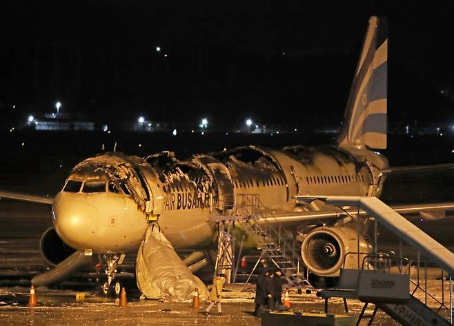 28일 오후 10시26분 김해공항에서 이륙을 준비하던 홍콩행 에어부산 항공기에서 화재가 발생했다./뉴스1