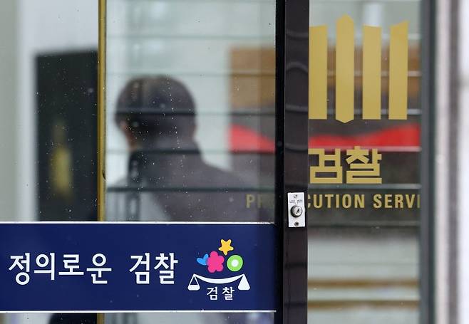 검찰이 윤석열 대통령을 '내란 우두머리' 혐의로 구속 기소했다고 지난 26일 밝혔다. 사진은 27일 서울 서초구 대검찰청 모습. /사진=뉴시스