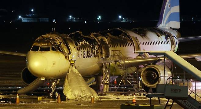부산 강서구 김해국제공항 계류장에 있던 홍콩행 에어부산 BX391편 항공기(기종 A321) 후미에서 원인이 밝혀지지 않은 불이 나 승객 170명과 승무원 6명 등 총 176명이 긴급 대피했으며, 이 과정에서 3명이 경상을 입고 인근 병원으로 이송됐다. 사진은 29일 새벽 진화가 완료된 에어부산 항공기 모습. 뉴시스