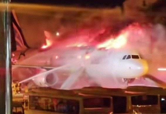 28일 오후 부산 강서구 대저동 김해공항에서 홍콩행 에어부산 항공기에서 화재가 발생해 소방당국이 진화작업을 벌이고 있다. 승객 169명, 승무원 7명 모두 대피 완료했으며 화재는 진압됐다. SNS 캡쳐, 뉴스1