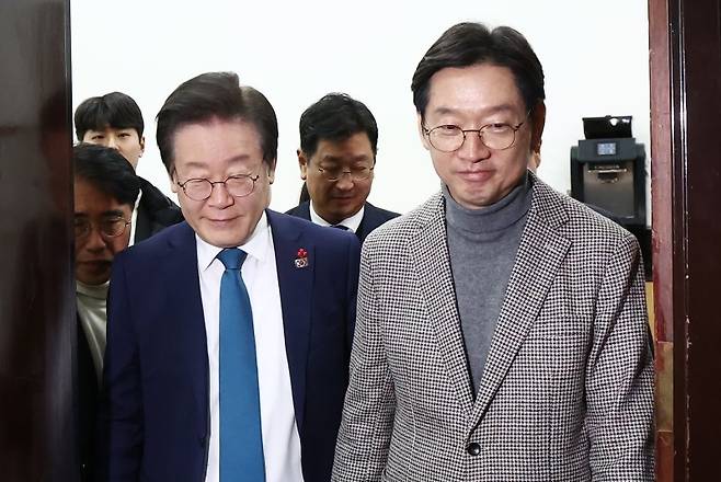 이재명 더불어민주당 대표가 5일 오후 서울 여의도 국회에서 김경수 전 경남도지사와 접견을 마치고 배웅하고 있다. 2024.12.5/뉴스1 ⓒ News1 김민지 기자 /사진=뉴스1