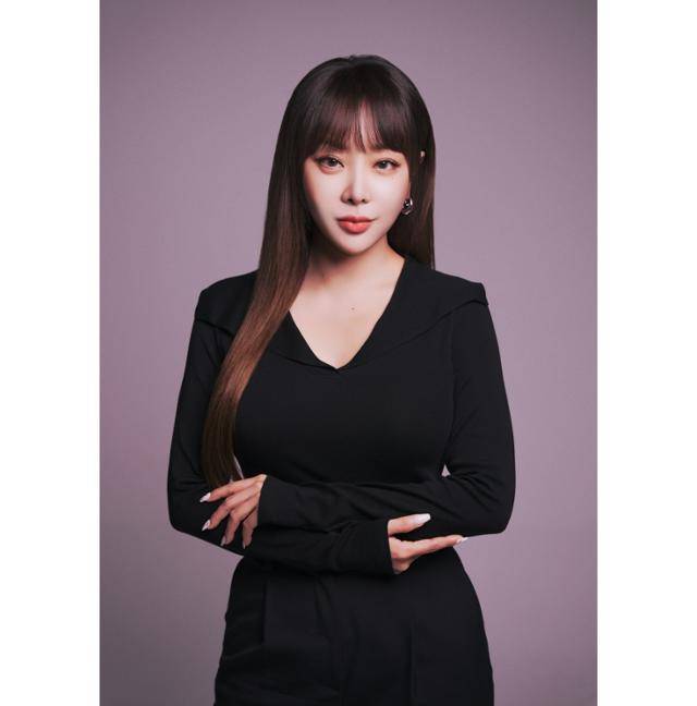 가수 나르샤는 2006년 브라운아이드걸스로 데뷔 이후 다양한 활동으로 대중을 만나왔다. 펀한엔터테인먼트 제공
