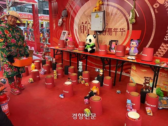 28일 베이징 둥청구 치엔먼다지에에 마련된 춘절 묘회 원반던지기 게임 부스.