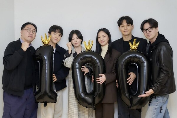 <검은 수녀들> 100만 관객 돌파 기념 촬영. 사진 뉴(NEW) 제공