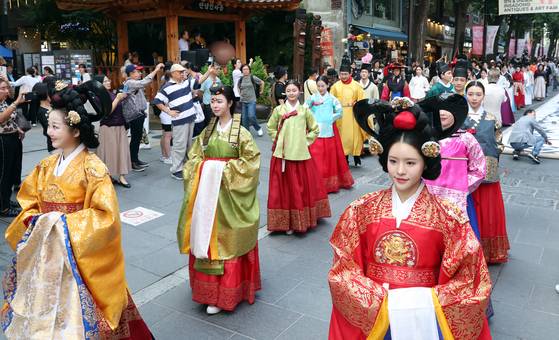 A hanbok (traditional Korean dress) parade takes place at Insa-dong in Jongno District, central Seoul, on Sept. 26, 2024. [NEWS1]