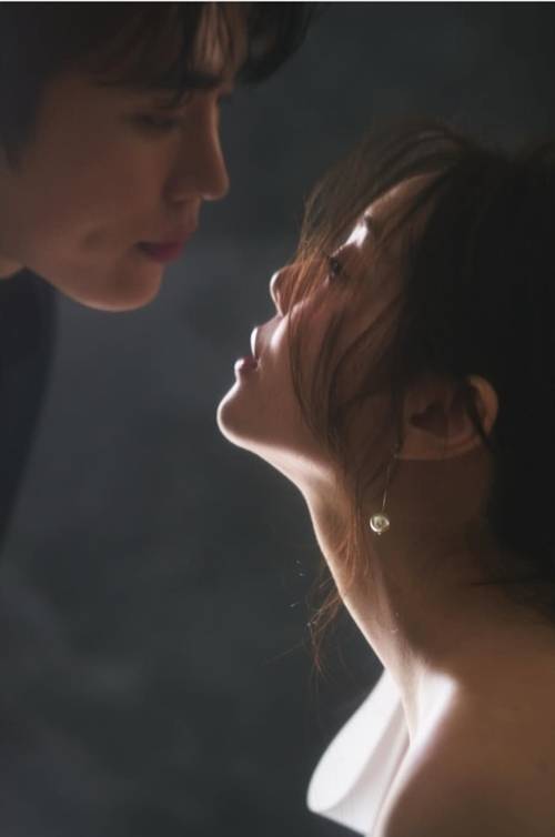 가수 에일리가 결혼을 앞두고 파격적인 웨딩 화보를 공개하며 시선을 사로잡았다. 사진=에일리 SNS