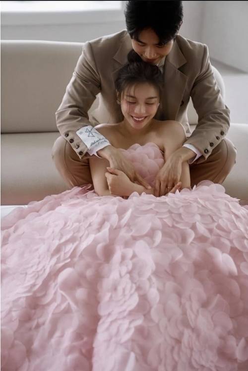 가수 에일리가 결혼을 앞두고 파격적인 웨딩 화보를 공개하며 시선을 사로잡았다. 사진=에일리 SNS