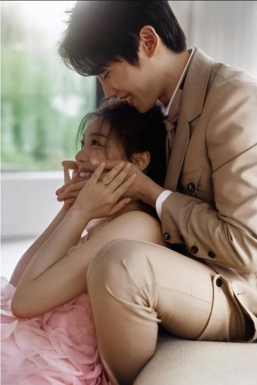 가수 에일리가 결혼을 앞두고 파격적인 웨딩 화보를 공개하며 시선을 사로잡았다. 사진=에일리 SNS