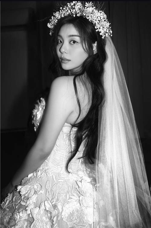 가수 에일리가 결혼을 앞두고 파격적인 웨딩 화보를 공개하며 시선을 사로잡았다. 사진=에일리 SNS