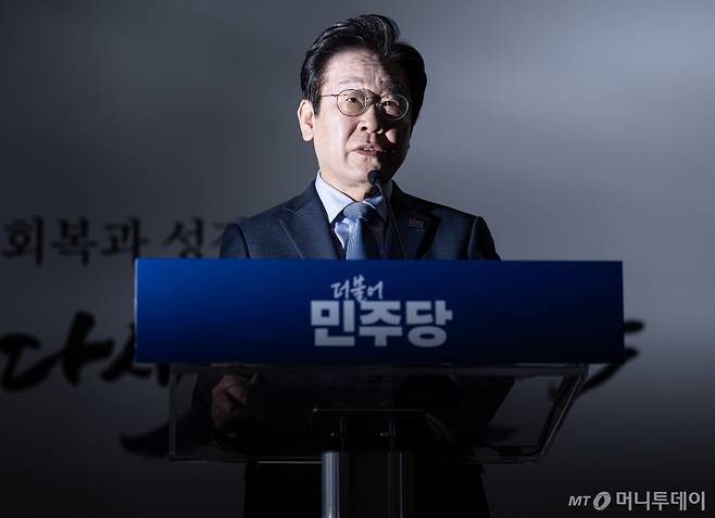 (서울=뉴스1) 이재명 기자 = 이재명 더불어민주당 대표가 23일 오전 서울 여의도 국회에서 열린 신년기자회견에서 취재진 질문에 답변하고 있다. 2025.1.23/뉴스1  Copyright (C) 뉴스1. All rights reserved. 무단 전재 및 재배포,  AI학습 이용 금지. /사진=(서울=뉴스1) 이재명 기자