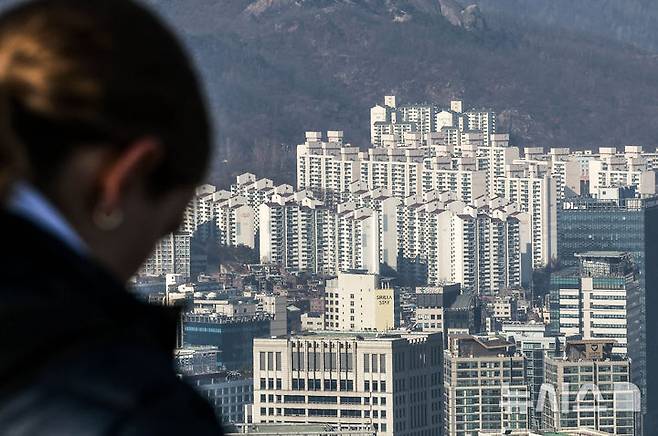 [서울=뉴시스] 정병혁 기자 = 다세대주택, 오피스텔에서 전세사기가 피해가 다수 발생한 가운데 전문가들은 아파트도 전세사기에서 결코 안전하지 않다고 전문가들은 짚었다. 사진은 지난 23일 서울 중구 남산에서 서울시내 아파트가 보이고 있는 모습. 2025.01.23. jhope@newsis.com