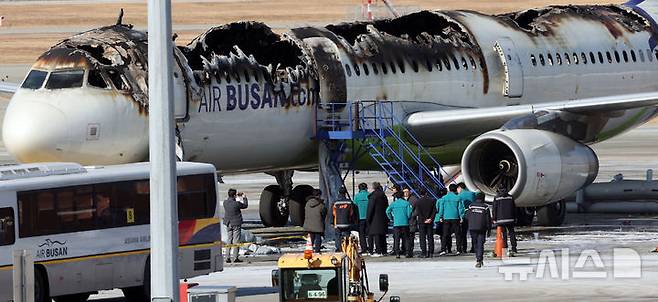 [부산=뉴시스] 하경민 기자 = 박형준 부산시장 등이 29일 오전 부산 강서구 김해국제공항 에어부산 항공기 화재현장을 둘러보고 있다.  이 화재는 지난 28일 오후 10시26분께 김해국제공항 계류장에 있던 홍콩행 에어부산 BX391편 항공기(기종 A321) 후미에서 발생해 기내 전체를 태우고 약 1시간 만에 진화됐다. 불이 나자 승객 170명(탑승정비사 1명 포함), 승무원 6명 등 총 176명이 긴급 대피했고, 이 과정에서 승객 3명과 승무원 4명이 경상을 입고 인근 병원으로 이송됐다. 2025.01.29. yulnetphoto@newsis.com