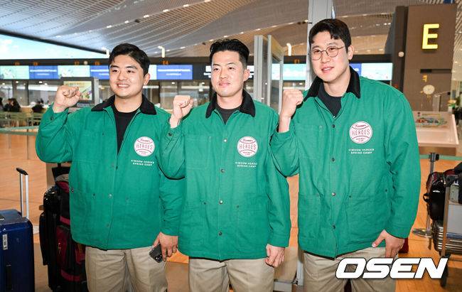 [OSEN=인천공항, 박준형 기자] 키움 히어로즈가 23일 인천국제공항을 통해 1차 스프링캠프인 미국 애리조나로 출국했다.송성문과 하영민, 김건희, 주승우, 이주형 등 일부 선수들은 지난 10일 이미 미국으로 떠나 훈련을 진행하고 있다. 이들은 전 팀 동료인 메이저리거 이정후와 함께 '미니 캠프'를 차렸다. 한편 키움은 오는 23일부터 3월 5일까지 42일간 미국 애리조나와 대만 가오슝에서 2025시즌 스프링캠프를 실시한다.이번 시즌 새롭게 합류한 강진성과 오선진, 김동엽이 포즈를 취하고 있다. 2025.01.23 / soul1014@osen.co.k