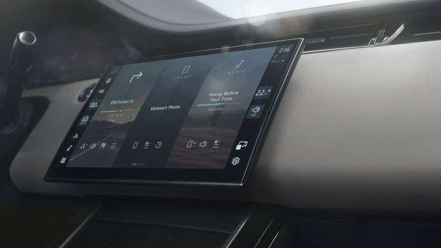 실내 냉난방 등 차량 제어를 위한 모든 기능은 중앙 터치스크린으로 통합됐다. 실내 온도 조절, 내비게이션, 오디오 볼륨 조절 등 자주 사용하는 기능은 화면 사이드 바를 통해 바로 접근할 수 있다. 사진 제공=JLR코리아