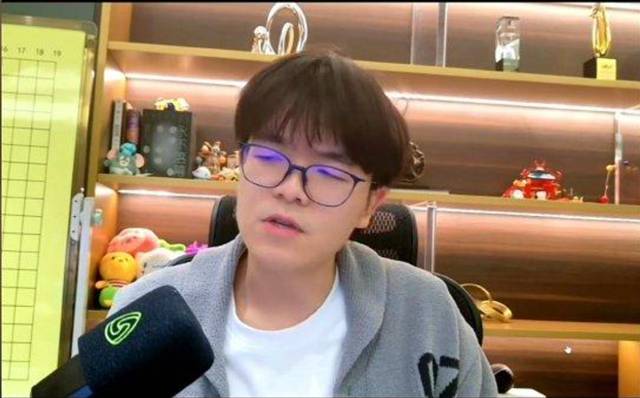 기권패 이후 라이브방송을 통해 눈물을 흘렸던 중국 커제. /사진=시나스포츠 캡처