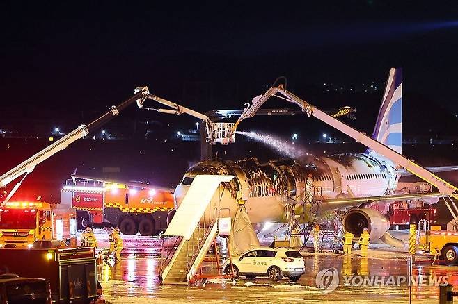 김해공항 에어부산 여객기 화재 진화 작업 (부산=연합뉴스) 손형주 기자 = 28일 오후 김해공항 계류장에서 승객 170명과 승무원 6명을 태우고 이륙을 준비하던 홍콩행 에어부산 항공기 BX391편 꼬리 쪽 내부에서 불이 나 소방대원들이 진화 작업을 하고 있다.
    승객 170명과 승무원 6명이 슬라이드를 이용해 모두 비상 탈출해 큰 인명피해는 발생하지 않았다. 2025.1.28 handbrother@yna.co.kr