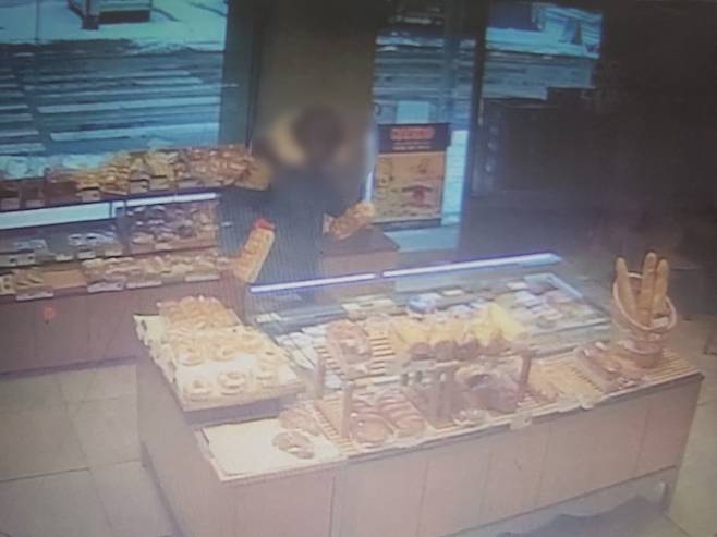 빵 훔치는 노숙인 [남양주북부경찰서 제공. 재판매 및 DB 금지]