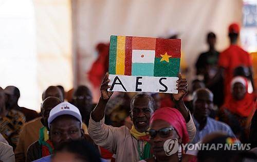 ECOWAS 탈퇴를 환영하며 사헬국가동맹을 지지하는 말리 시민들 [AFP 연합뉴스 자료사진. 재판매 및 DB 금지]