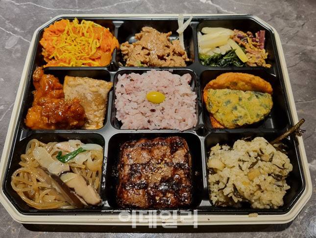 GS25의 ‘혜자로운 설명절도시락’. 전복톳밥, 흑미밥, 김치볶음밥 3가지 종류의 밥이 모두 들어있는 것이 특징이다. (사진=한전진 기자)