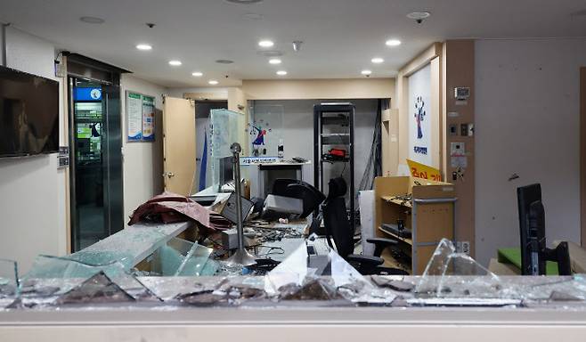 윤석열 대통령이 내란 우두머리 혐의로 구속되자 일부 윤 대통령 지지자들이 서울서부지방법원 내부로 난입해 불법폭력사태를 일으킨 19일 오후 서부지법 내부가 파손돼 있다. (사진=연합뉴스)