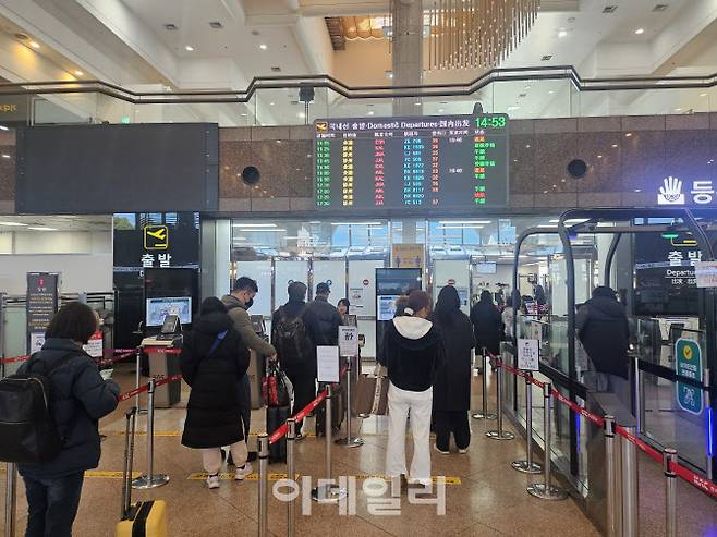 지난 29일 부산 김해공항 국내선에서 귀성객들이 항공기 탑승 전 수속 절차를 밟고 있다. (사진=김형환 기자)
