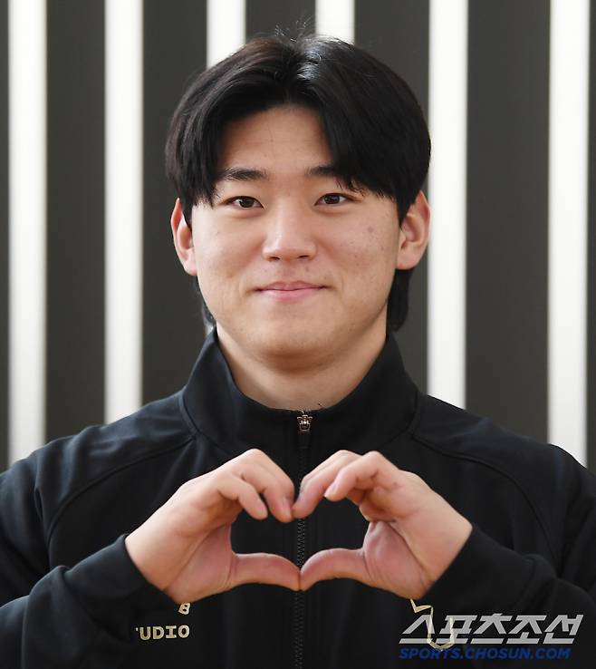 KIA 타이거즈 선수단이 23일 오전 인천국제공항을 통해 스프링캠프가 차려진 미국 캘리포니아 어바인으로 출국했다. 김도영이 출국 전 인터뷰에서 손하트를 만들어보이고 있다. 인천공항=정재근 기자 cjg@sportschosun.com/2025.1.23/