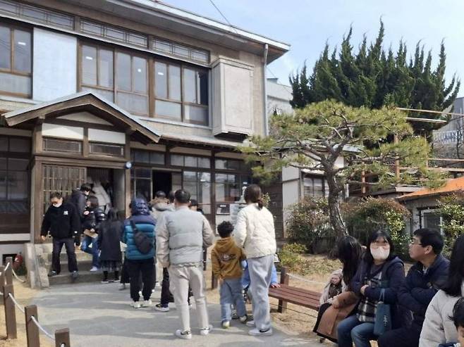 설 연휴 포항 주요 명소가 관광객들로 북적이고 있다.(구룡포 일본인 가옥거리) 포항시 제공