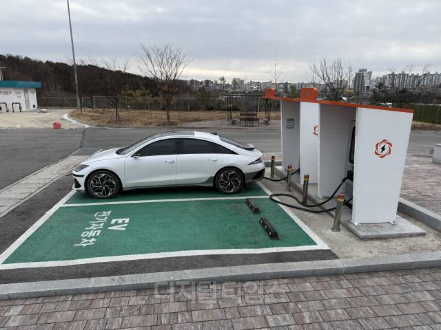 설날이었던 지난 29일 경기도 고양시 한 휴게소에 위치한 전기차 충전소에서 현대차 아이오닉 6가 충전을 하고 있다. 비어있는 다른 한 쪽은 시스템 오류로 충전이 제대로 되지 않았다.