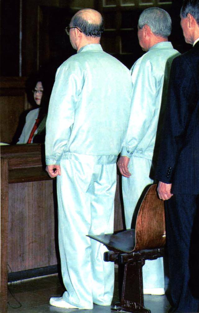 1996년 3월 11일 1차 공판이 열린 법정에 나란히 선 전두환(왼쪽)과 노태우 전 대통령. 한국일보 자료사진