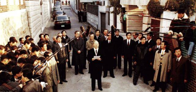 1995년 12월 2일 서울 연희동 자택 앞 골목에서 전두환 전 대통령이 검찰 소환 방침에 정면 반박하는 대국민 성명을 발표하고 있다. 한국일보 자료사진