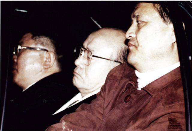 1995년 12월 3일 전두환(오른쪽 두번째) 전 대통령을 태운 검찰 호송 차량이 안양교도소로 향하고 있다. 한국일보 자료사진