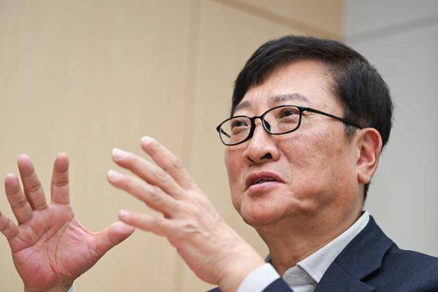 지난달 서울 성동구 비보존제약 사무실에서 이두현 비보존그룹 회장이 한국일보와 인터뷰하고 있다. 최주연 기자