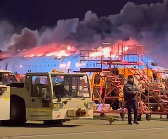 지난 28일 부산 강서구 대저동 김해공항에서 홍콩행 에어부산 항공기에서 화재가 발생해 소방당국이 진화작업을 벌이고 있다. 사진 뉴스1