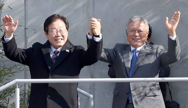 ▲ 손잡고 인사하는 문재인 전 대통령과 이재명 대표 [연합뉴스]