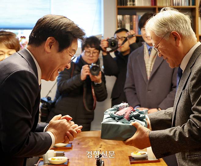 이재명 더불어민주당 대표가 30일 경남 양산시 평산마을에서 문재인 전 대통령에게 선물을 전달하고 있다. 더불어민주당 제공