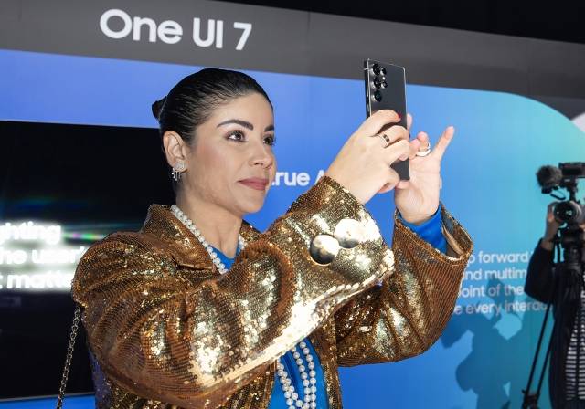 지난 22일(현지시간) 미국 새너제이 'SAP센터'에서 개최된 상반기 '갤럭시 언팩 2025'에서 관람객이 '갤럭시 S25 시리즈'를 체험하고 있는 모습. 삼성전자 제공