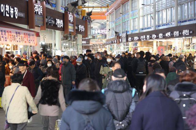 설 명절을 앞둔 지난 24일 오전 서울 동대문구 경동시장에서 시민들이 장을 보고 있다. 연합뉴스