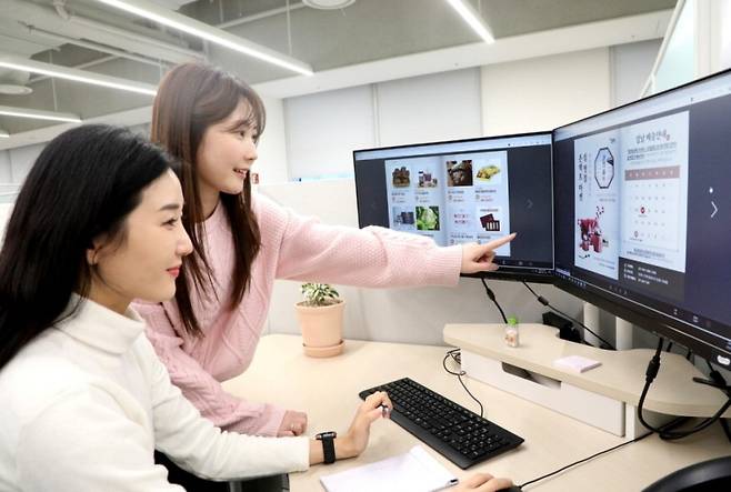 삼성디스플레이 직원들이 온라인 장터에서 상품을 구입하는 모습 .