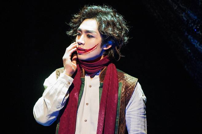 뮤지컬 '웃는남자'에서 그윈플렌(이석훈)이 자신의 입을 만지고 있다.  EMK뮤지컬컴퍼니