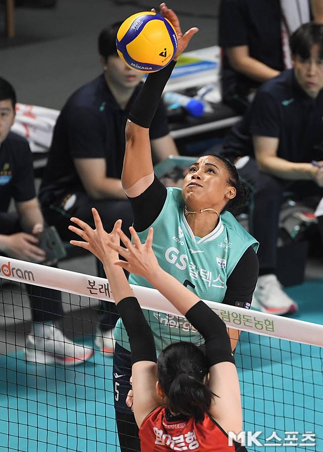 GS칼텍스 외인 아포짓 실바는 득점 1위를 노린다. 사진= 천정환 기자