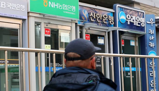 국내 4대 금융그룹(KB·신한·하나·우리)이 지난해 사상 최대 실적을 기록할 것으로 보인다. 사진은 지난 13일 서울 시내의 한 ATM기 앞으로 시민이 이동하고 있는 모습. /사진=뉴시스