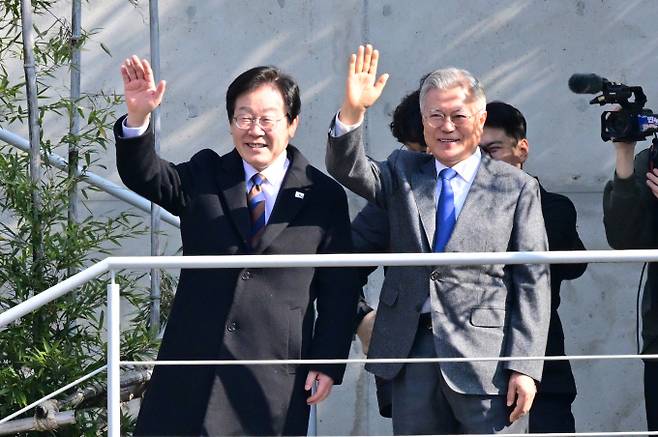 이재명 더불어민주당 대표가 문재인 전 대통령을 예방해 추가경정예산과 관련해 정부 결정을 수용하겠다는 의사를 표했다. 사진은 30일 이 대표(왼쪽)가 경남 양산시 평산마을 대통령 사저를 찾아 문 전 대통령을 예방한 모습. /사진=뉴시스