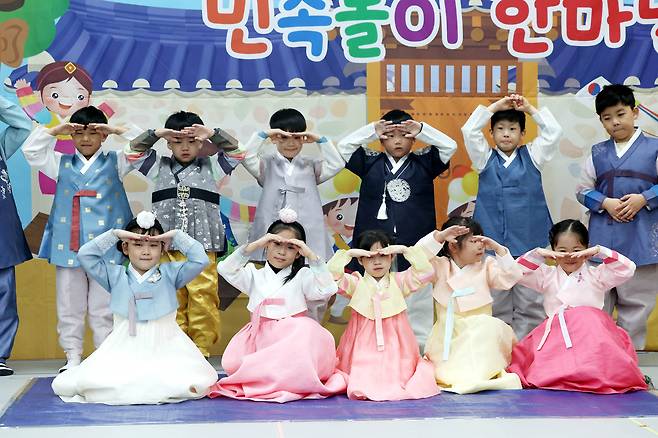 카카오페이 송금봉투 이용 데이터에 따르면 지난해 중고등학생 설 세뱃돈 평균은 7만4000원이었다. 사진은 지난 23일 새해 인사하는 광주 북구청어린이집 어린이 모습. [연합]